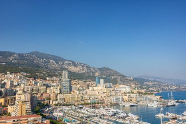 Monte Carlo marinası ve şehir manzarasının panoramik görüntüsü. Monako Prensliği, Fransız Rivierası