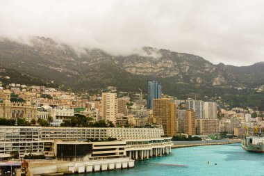 Monte Carlo marinası ve şehir manzarasının panoramik görüntüsü. Monako Prensliği, Fransız Rivierası