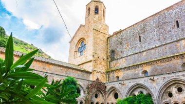 Fontfroide Abbey veya Abbaye de Fontfroide, Fransa 'nın gotik duvar ve kemerlerindeki manastır.