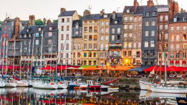 Honfleur, Fransa 'nın Normandiya şehrinde ünlü bir liman köyüdür.