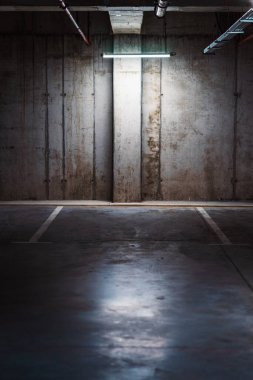 Boş yer altı garajı. Loş ışıklı park yeri