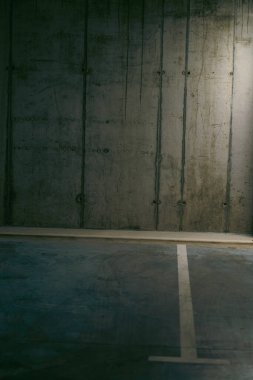 Boş yer altı garajı. Loş ışıklı park yeri