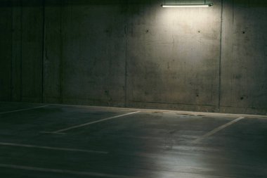 Boş yer altı garajı. Loş ışıklı park yeri