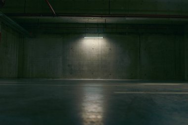 Boş yer altı garajı. Loş ışıklı park yeri