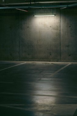 Boş yer altı garajı. Loş ışıklı park yeri