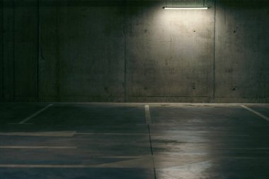 Boş yer altı garajı. Loş ışıklı park yeri