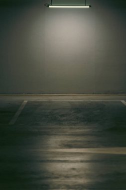 Boş yer altı garajı. Loş ışıklı park yeri