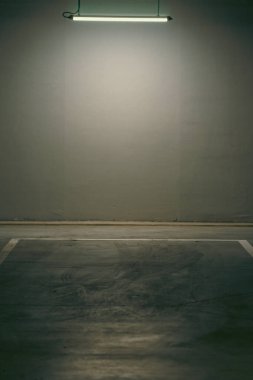 Boş yer altı garajı. Loş ışıklı park yeri