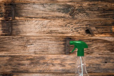 Temizlik spreyi anti bakteriyel dezenfektan spreyi izole edilmiş, enfeksiyon kontrol temizliği kavramı. Evi veya ofisi temizlemek için fotokopi alanı olan plastik bir şişe.