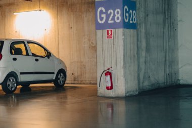 Otoparka park etmiş arabalar.