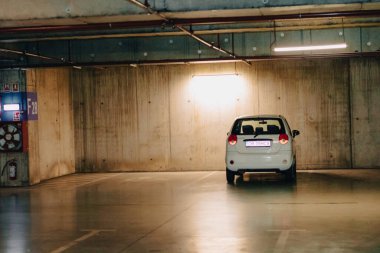 Otoparka park etmiş arabalar.