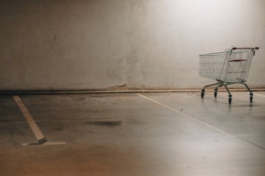 Otoparktan ayrılan bir alışveriş arabası. Yeraltı otoparkı