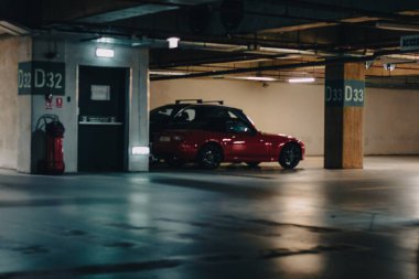 Loş ışıklı boş bir otopark. Yeraltı otoparkı