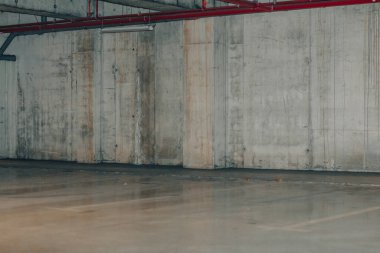 Loş ışıklı boş bir otopark. Yeraltı otoparkı