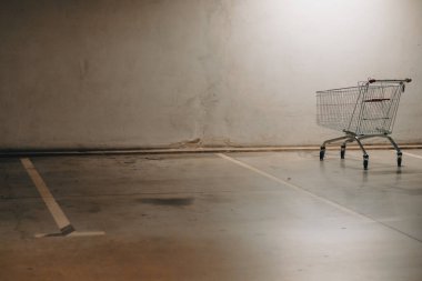 Otoparktan ayrılan bir alışveriş arabası. Yeraltı otoparkı