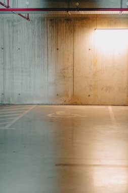 Yeraltı otoparkında engelliler için ayrılmış park yeri