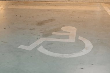 Yeraltı otoparkında engelliler için ayrılmış park yeri