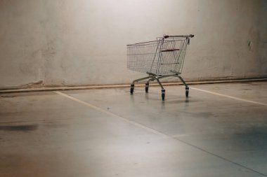 Otoparktan ayrılan bir alışveriş arabası. Yeraltı otoparkı