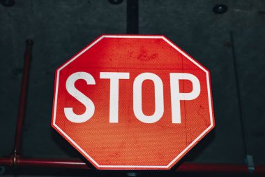 Yeraltı otoparkında kırmızı dur tabelası.