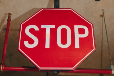 Yeraltı otoparkında kırmızı dur tabelası.