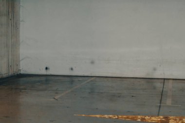 Loş ışıklı boş bir otopark. Yeraltı otoparkı