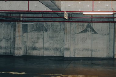 Loş ışıklı boş bir otopark. Yeraltı otoparkı