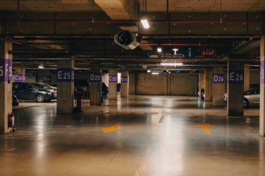 Loş ışıklı boş bir otopark. Yeraltı otoparkı