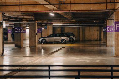 Loş ışıklı boş bir otopark. Yeraltı otoparkı