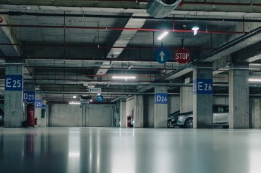 Loş ışıklı boş bir otopark. Yeraltı otoparkı
