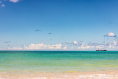 Beyaz kumlu Karayip plajı, derin mavi gökyüzü ve turkuaz su