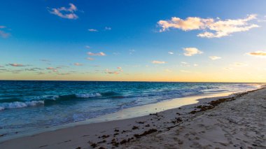 Horseshoe Bay Sahili ve Hamilton, Bermuda 'daki Deep Bay Sahili