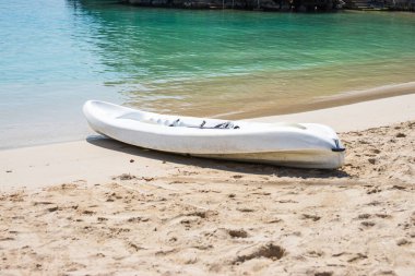 Aktif dinlenme, spor, kano. Kumsalda bir kano