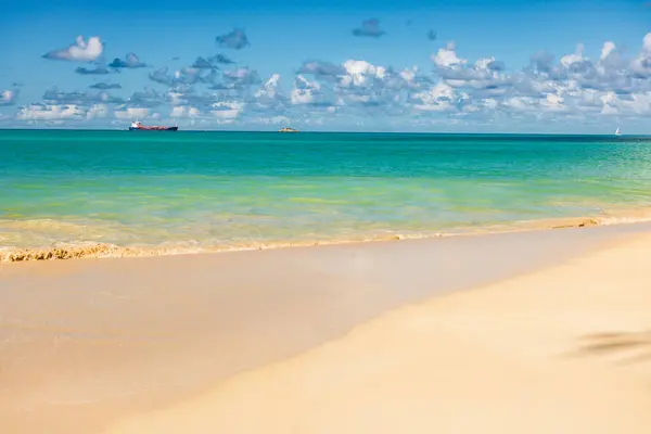 Stock image Caribbean beach with white sand, deep blue sky and turquoise water