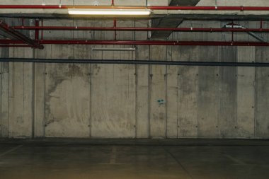 Loş ışıklı otopark, yeraltı otoparkı.