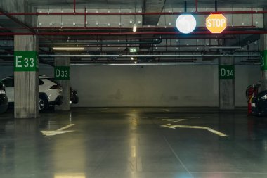 Loş ışıklı otopark, yeraltı otoparkı.