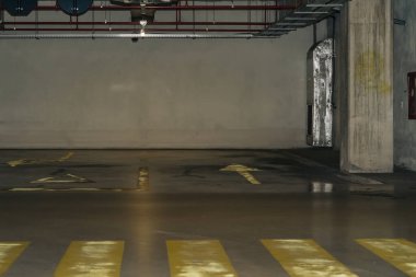 Loş ışıklı otopark, yeraltı otoparkı.