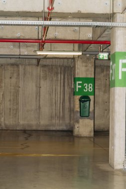 Loş ışıklı otopark, yeraltı otoparkı.