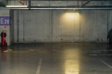 Loş ışıklı otopark, yeraltı otoparkı.