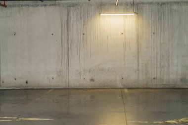 Loş ışıklı otopark, yeraltı otoparkı.