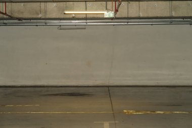 Loş ışıklı otopark, yeraltı otoparkı.