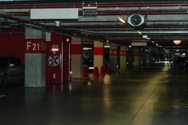 Loş ışıklı otopark, yeraltı otoparkı.