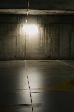 Loş ışıklı otopark, yeraltı otoparkı.