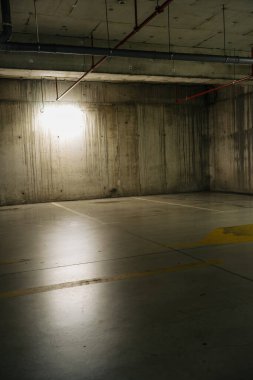 Loş ışıklı otopark, yeraltı otoparkı.