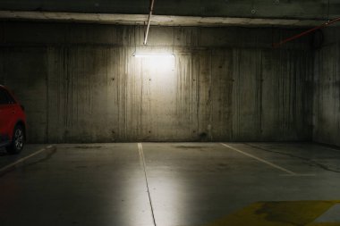 Loş ışıklı otopark, yeraltı otoparkı.