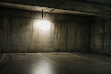 Loş ışıklı otopark, yeraltı otoparkı.