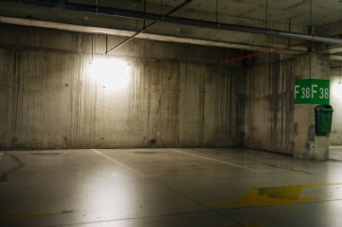 Loş ışıklı otopark, yeraltı otoparkı.