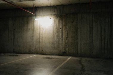 Loş ışıklı otopark, yeraltı otoparkı.