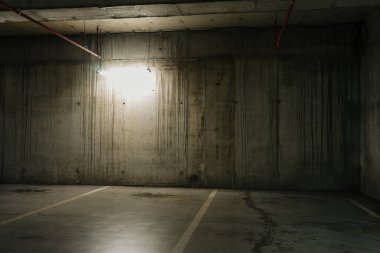 Loş ışıklı otopark, yeraltı otoparkı.