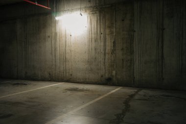 Loş ışıklı otopark, yeraltı otoparkı.