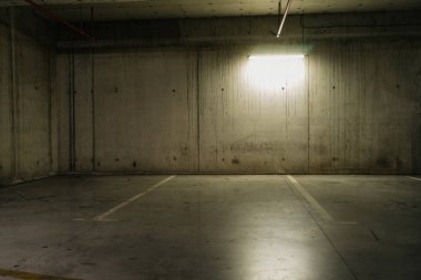 Loş ışıklı otopark, yeraltı otoparkı.